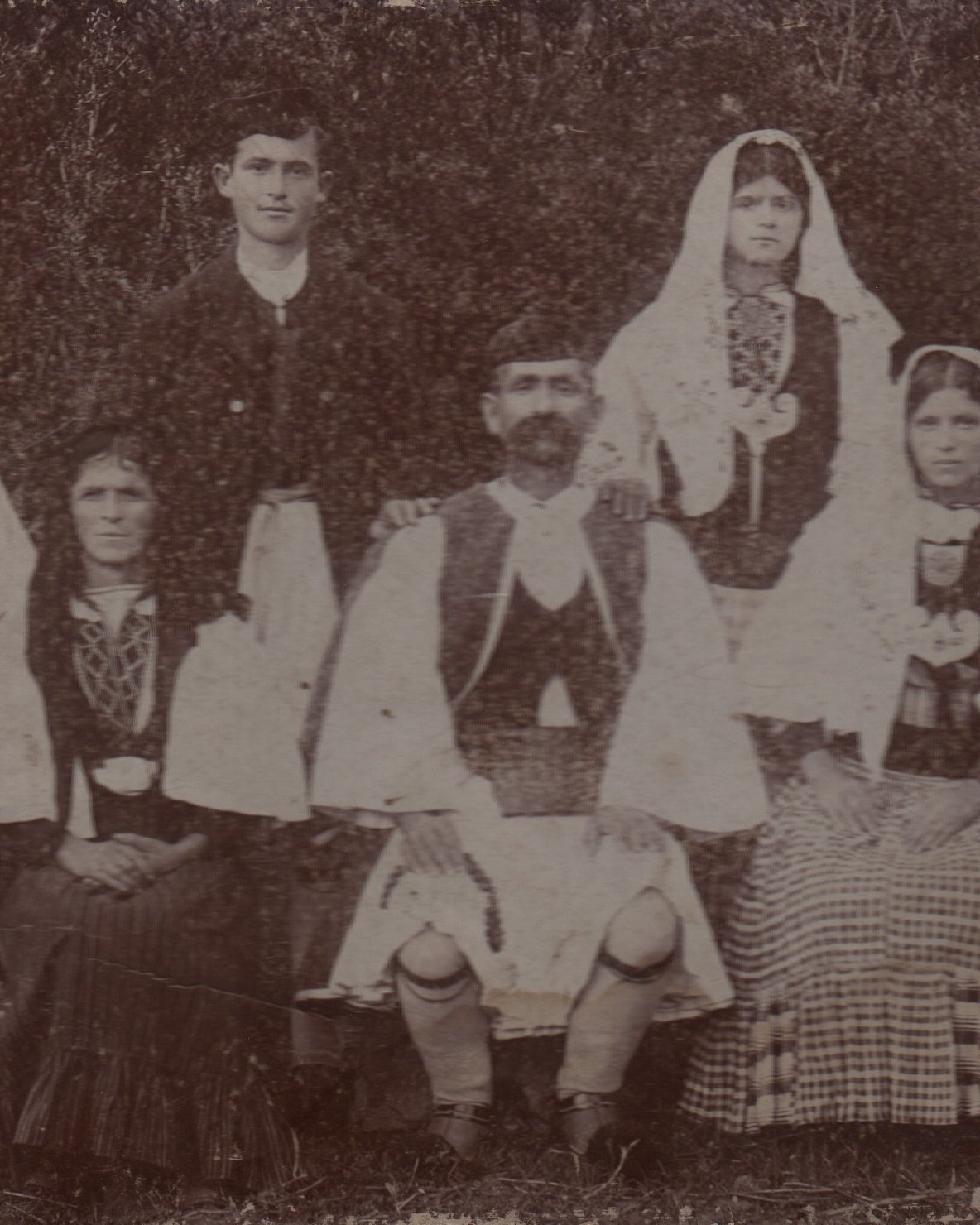 Παλιά οικογενειακή φωτογραφία με παραδοσιακές φορεσιές