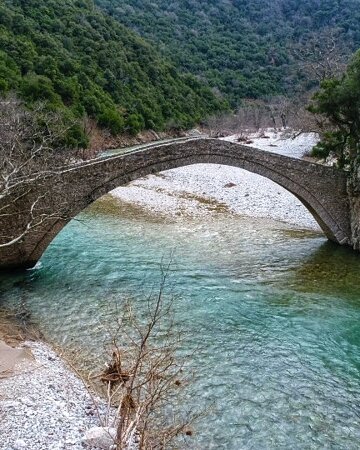Το μονότοξο πέτρινο γεφύρι της Βίνιανης πάνω από τα γαλαζοπράσινα νερά του Μέγδοβα
